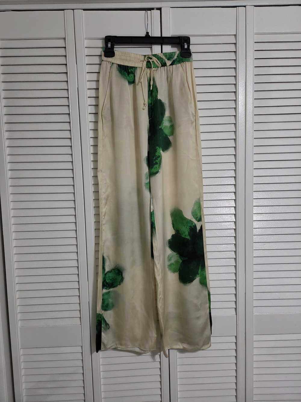 Zara Printed Pajama-Style Trousers in Ecru/Green. 